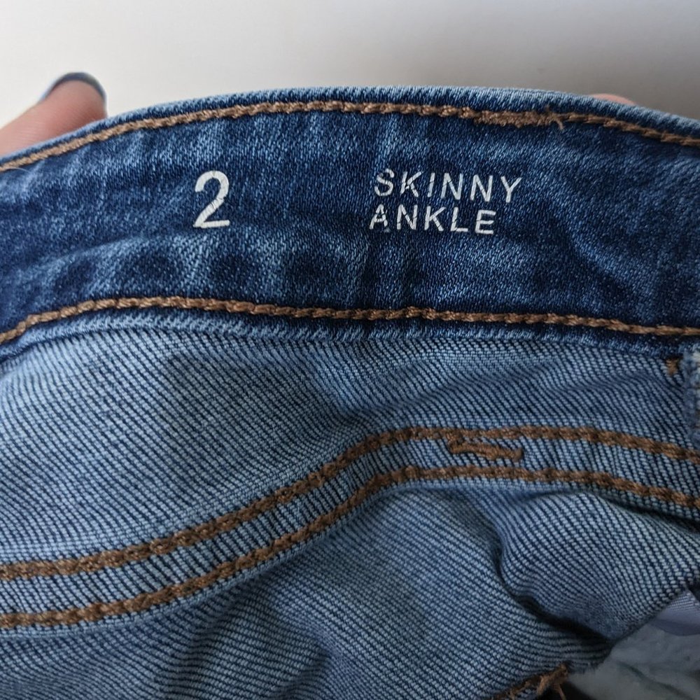 a.n.a Skinny Jeans Crop Fringe Distressed Feather Embroidered Size 2 - Picture 13 of 13